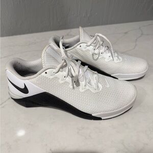 Nike Metcon 5, White and Black Athletic Shoes